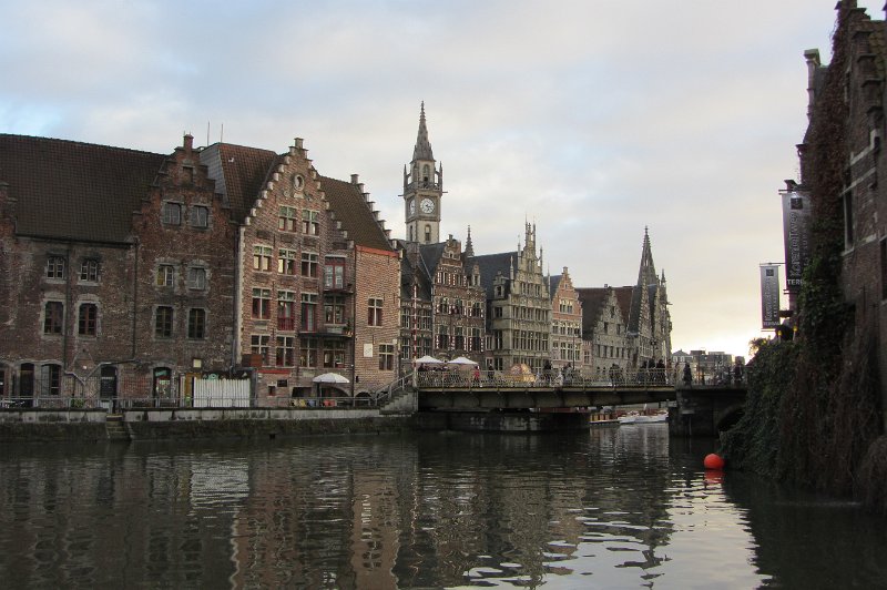 leie en graslei.jpg - De zaterdag beginnen we met een stevige wandeling door de stad. Langs de Graslei staan prachtige oude panden. De toren hoort bij het oude postgebouw van Gent.